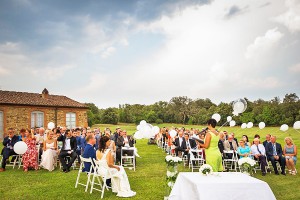 Brautppar und Gäste bei einer Trauungszeremonie unter freiem Himmel
