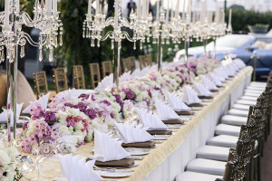 Prunkvolle Tischdeko für eine Hochzeit im Schloss