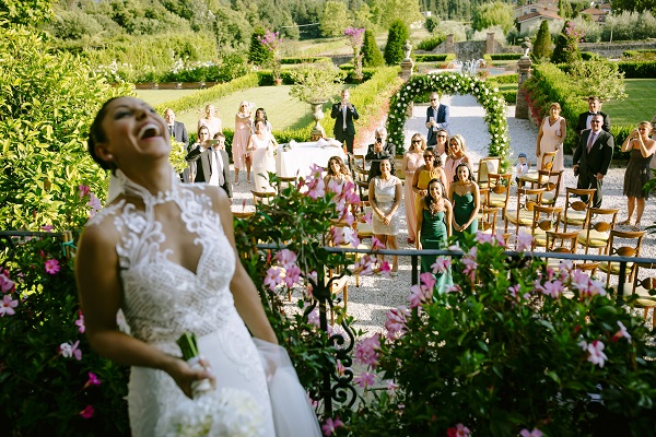 Braut beim Brautstraußwerfen in einem Italienischen Garten
