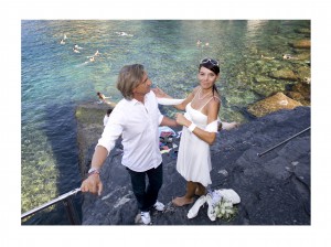 Paar nach der Trauung in den Cinque Terre