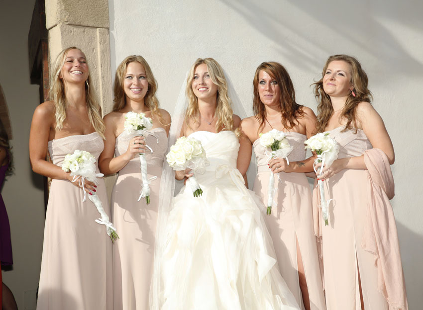 Brautjungfern mit Braut bei einer eleganten Hochzeit in Italien