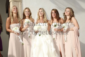 Hochzeit in der Toskana: Braut mit ihren Brautjungern nach der Trauung