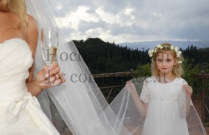 Süßes Blumenmädchen mit Braut bei einer Hochzeit in der Toskana
