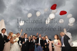 Unvergessliche Momente: Brautpaar & Gäste mit Ballons bei einer Hochzeit in der Toskana