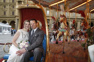 Blitzhochzeit in Florenz - Brautpaar im Karusel
