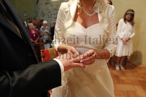 Heiraten in Florenz - Ringetausch während der Trauung