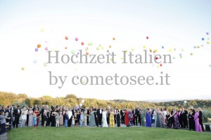 Hochzeitsfest im Freien in der Toskana: Ballons