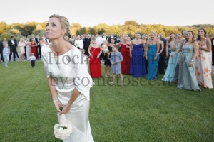 Braut beim Brautstraußwerfen in Italien