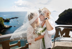 Brautpaar nach symbolischer Trauung am Mittelmeer