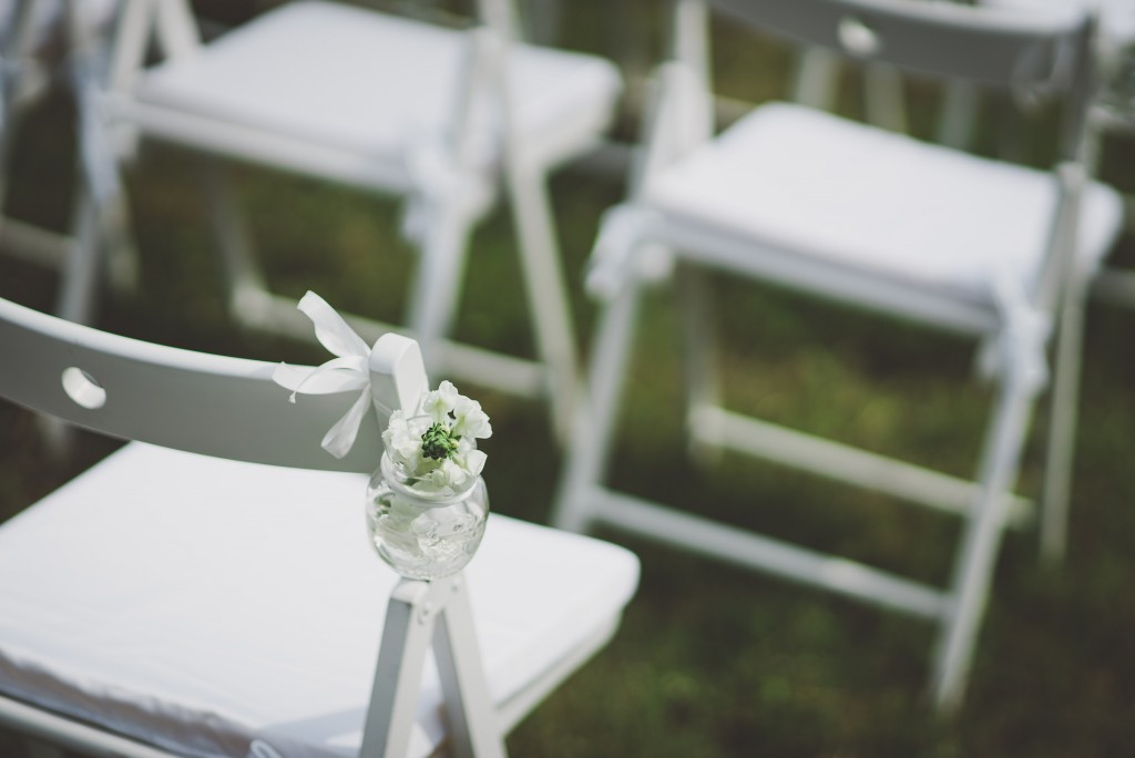 Stühle während der Hochzeitszeremonie