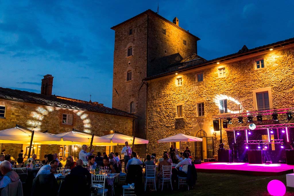 Hochzeitslocation am Abend in der Toskana 