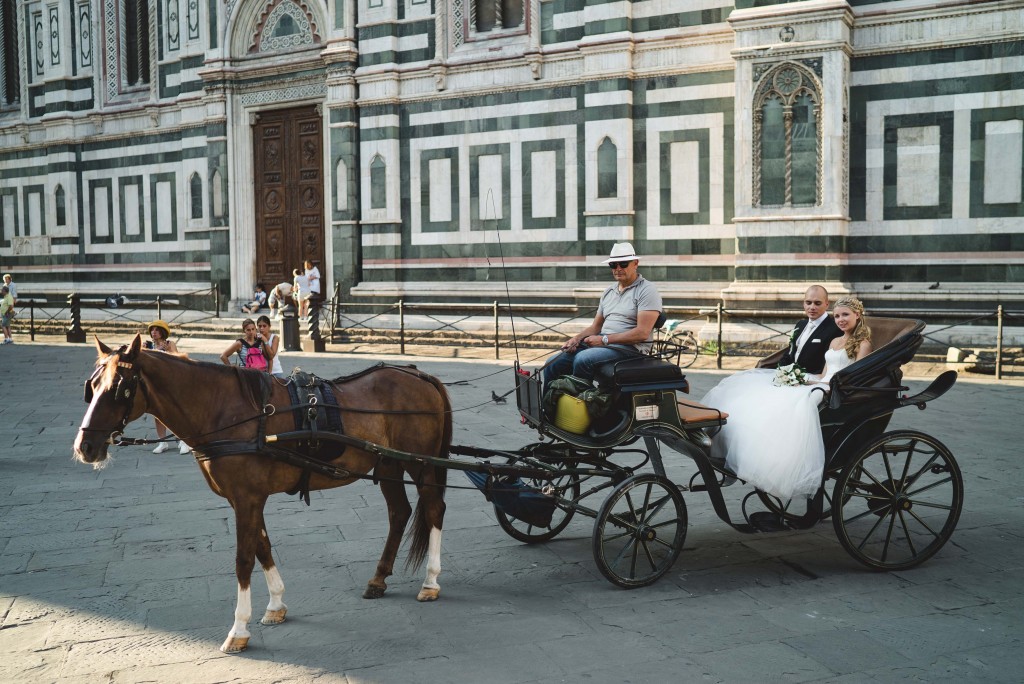 Brautpaar in Pferdekutsche in Florenz 
