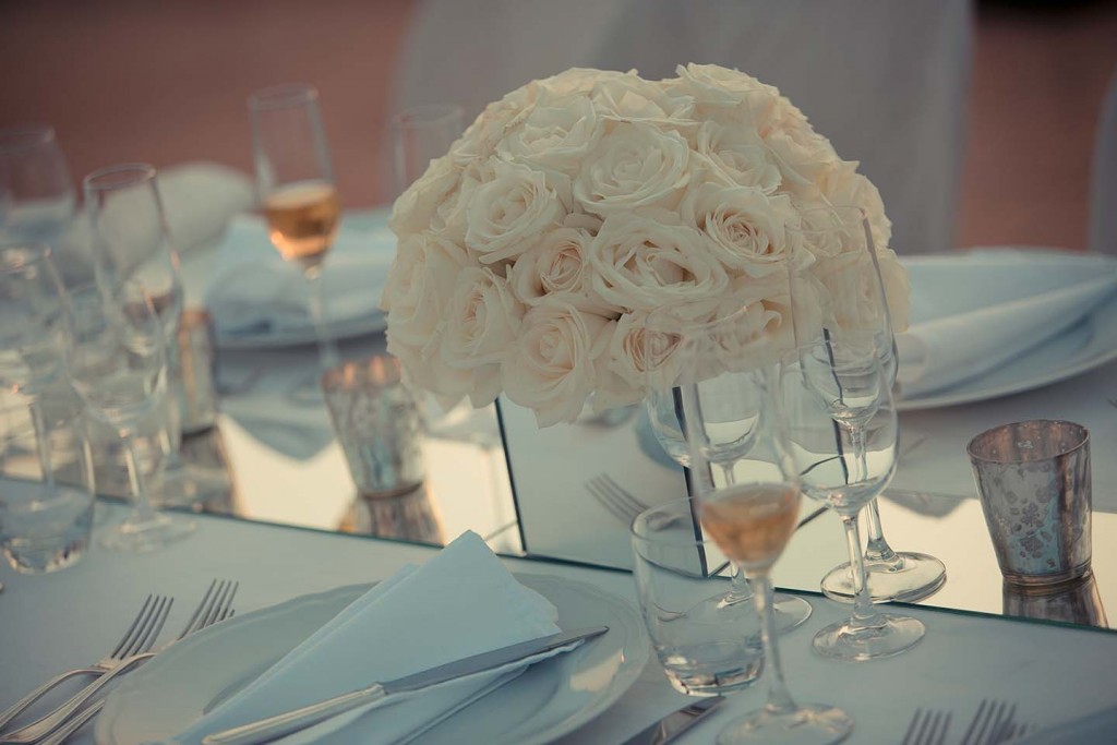 Gedeckter Tisch bei Hochzeitsessen 