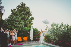 Braut mit Luftballons in der Toskana