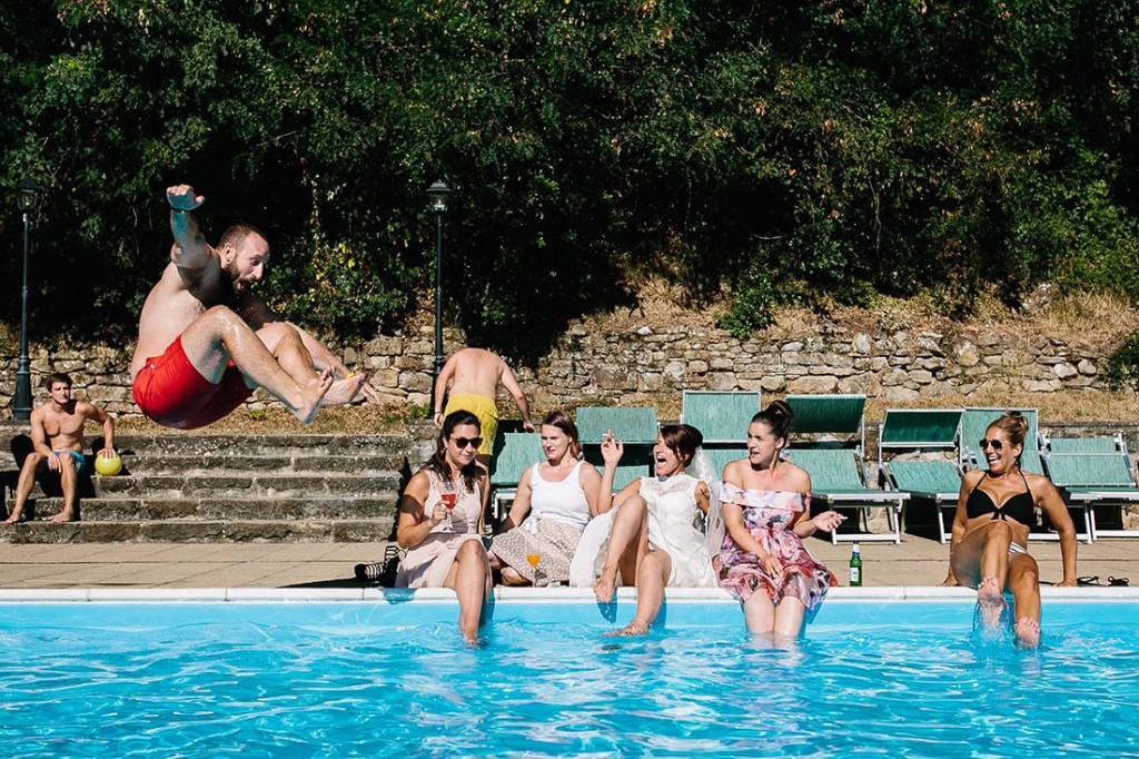 Hochzeitsgesellschaft am Pool in der Toskana 