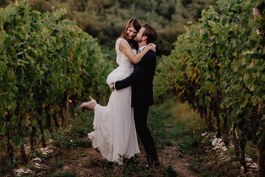 Hochzeitsfoto in einem Weinberg