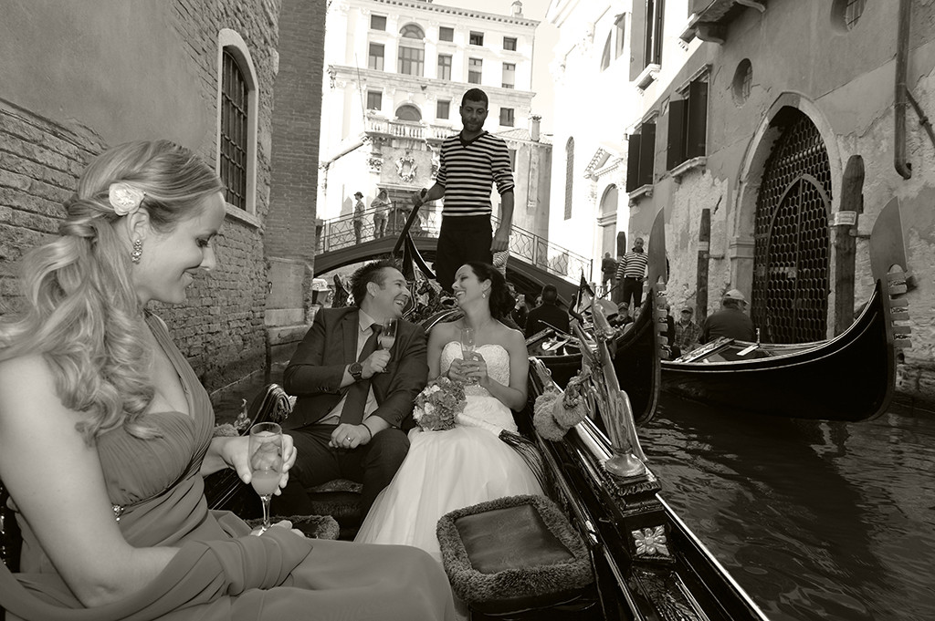 Brautpaar bei Gondelfahrt in Venedig 