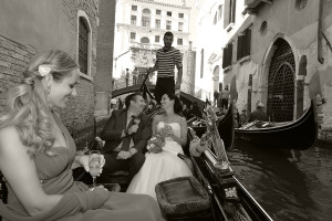 Brautpaar bei Gondelfahrt in Venedig