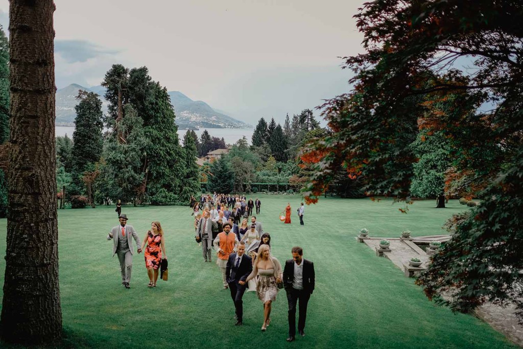 Hochzeitsgäste nach der Trauung am Lago Maggiore 