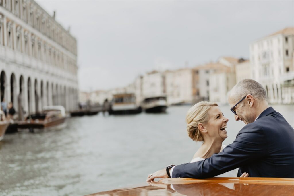 Brautpaar nach ziviler Trauung in Venedig 