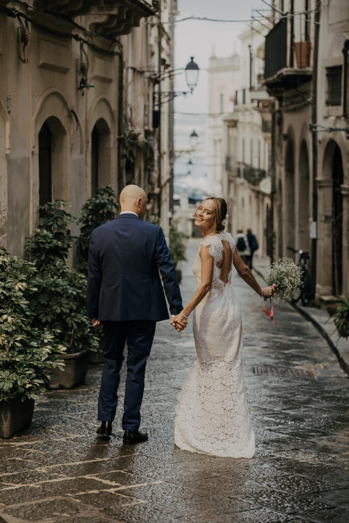 Paar nach ziviler Trauung in Syrakus, Ortigia, Sizilien
