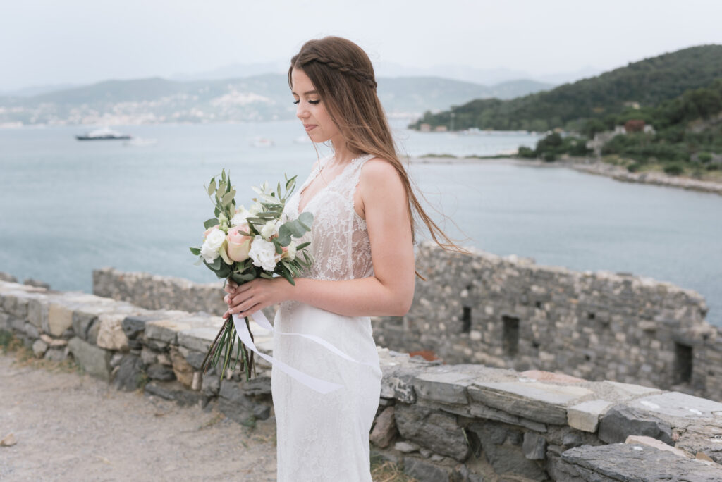 Braut nach ziviler Trauung in Portovenere, Ligurien 